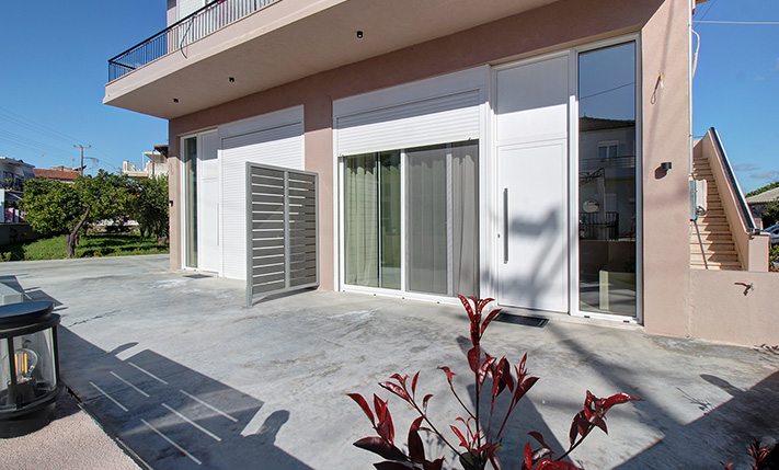 A BRIGHT & JUST RENOVATED STUDIO APARTMENT