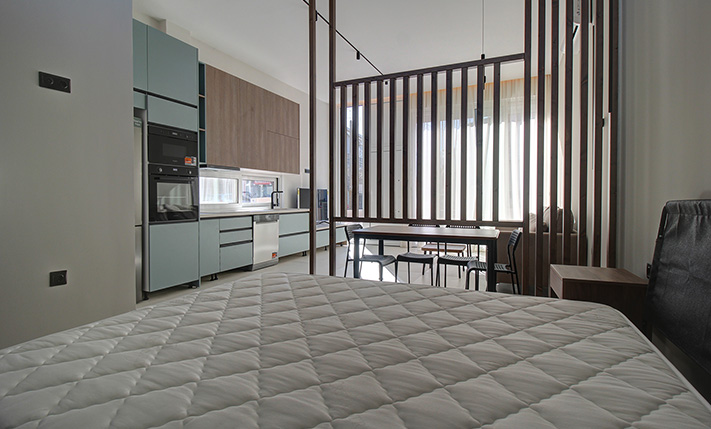 A BRIGHT & JUST RENOVATED STUDIO APARTMENT