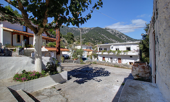 TRADITIONAL STONE HOUSE IN TRANQUIL VILLAGE