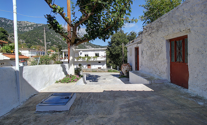 TRADITIONAL STONE HOUSE IN TRANQUIL VILLAGE