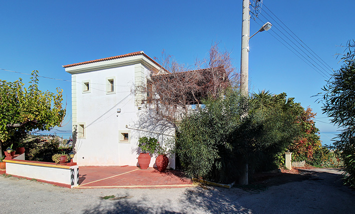 NEAR THE BEACH WITH THE USE OF A SHARED POOL