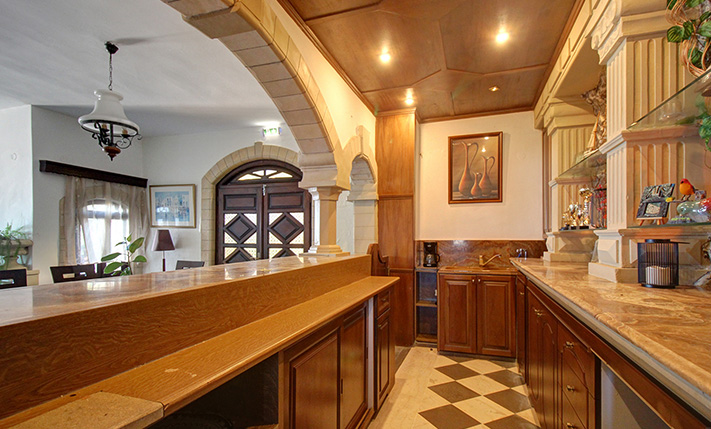 NEAR THE BEACH WITH THE USE OF A SHARED POOL