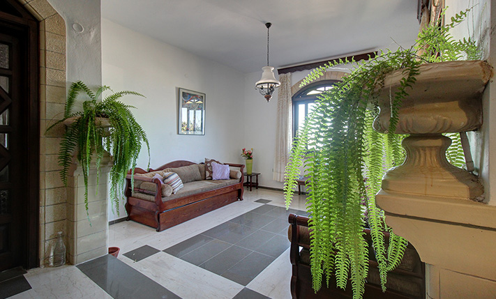 NEAR THE BEACH WITH THE USE OF A SHARED POOL