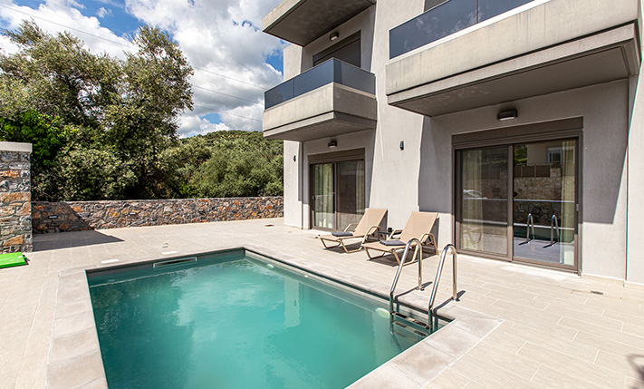 GROUND-LEVEL APT WITH A PRIVATE SWIMMING POOL