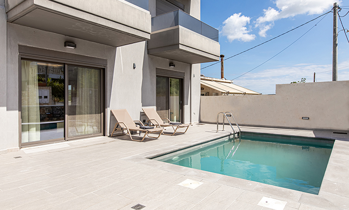 GROUND-LEVEL APT WITH A PRIVATE SWIMMING POOL