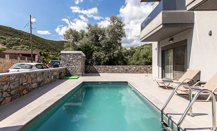 GROUND-LEVEL APT WITH A PRIVATE SWIMMING POOL