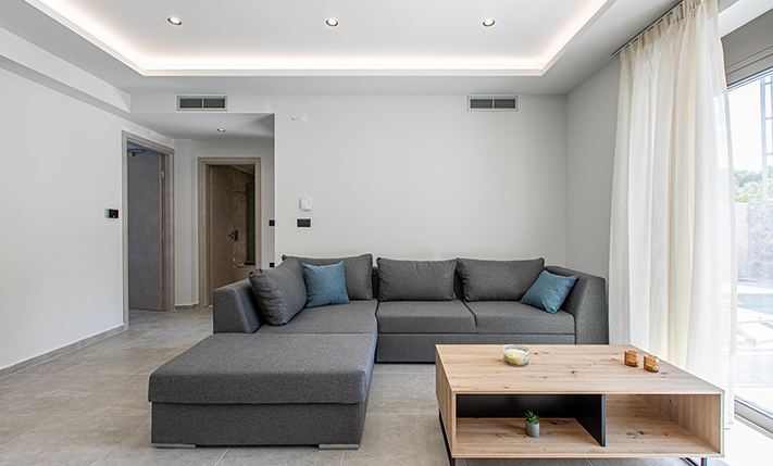 GROUND-LEVEL APT WITH A PRIVATE SWIMMING POOL