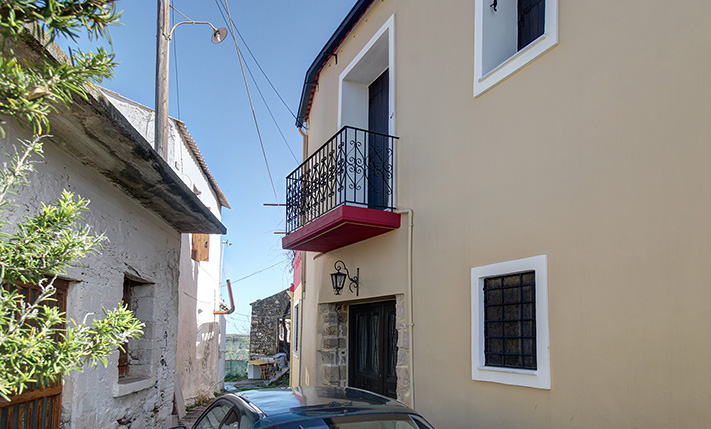 TRADITIONAL HOUSE IN A QUIET ALLEY