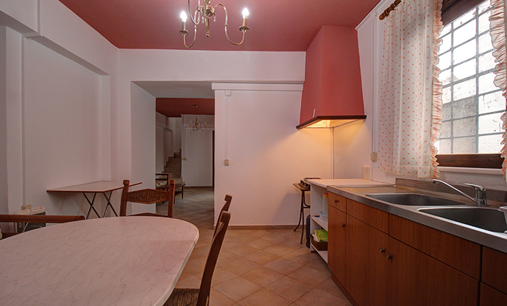 TRADITIONAL HOUSE IN A QUIET ALLEY