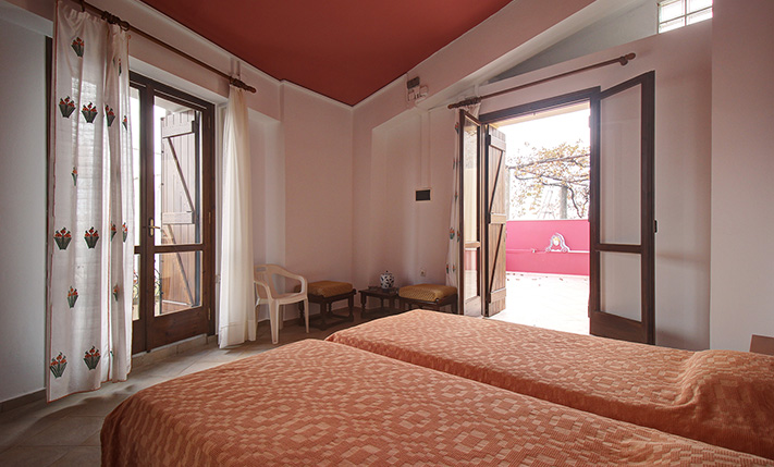 TRADITIONAL HOUSE IN A QUIET ALLEY