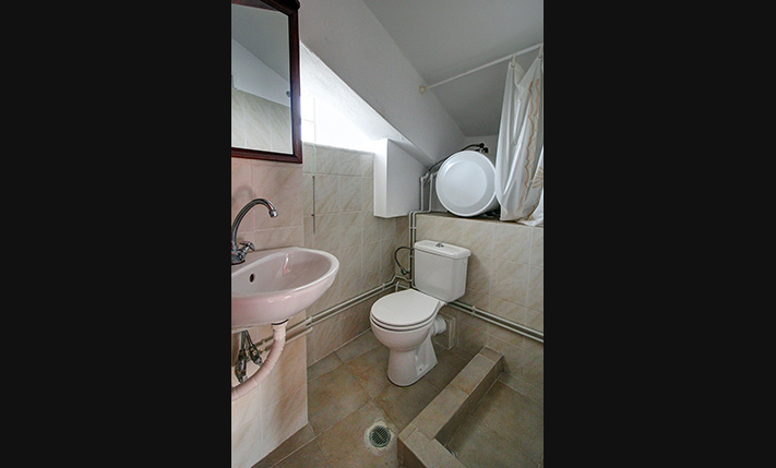 TRADITIONAL HOUSE IN A QUIET ALLEY