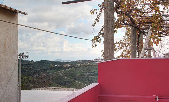TRADITIONAL HOUSE IN A QUIET ALLEY