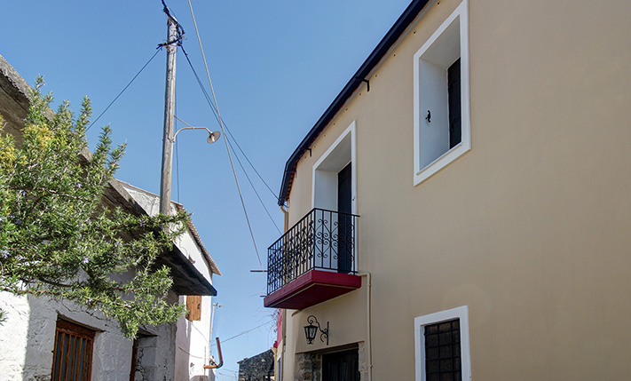 TRADITIONAL HOUSE IN A QUIET ALLEY