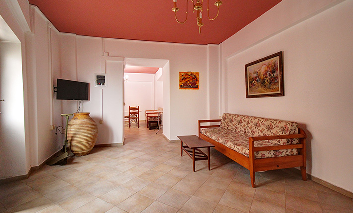 TRADITIONAL HOUSE IN A QUIET ALLEY