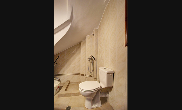 TRADITIONAL HOUSE IN A QUIET ALLEY