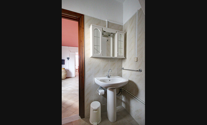 TRADITIONAL HOUSE IN A QUIET ALLEY