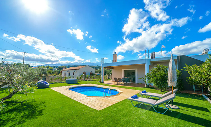GROUND-LEVEL HOUSE WITH PRIVATE SWIMMING POOL