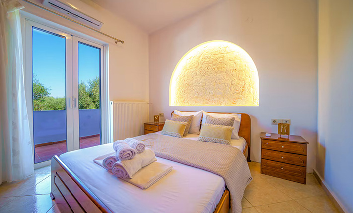 GROUND-LEVEL HOUSE WITH PRIVATE SWIMMING POOL