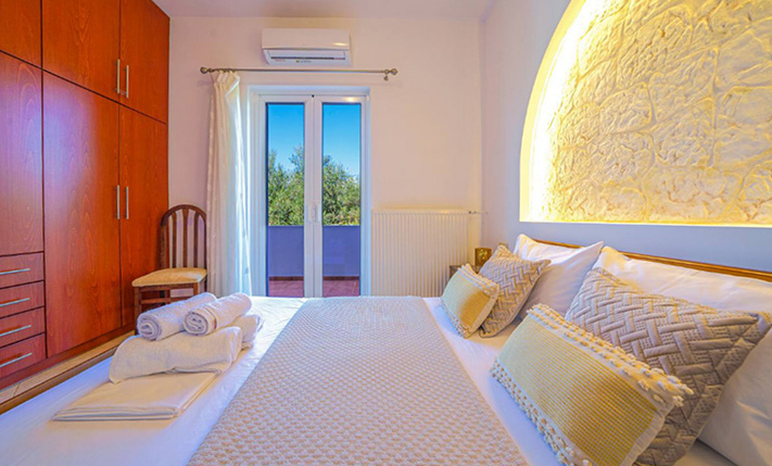 GROUND-LEVEL HOUSE WITH PRIVATE SWIMMING POOL