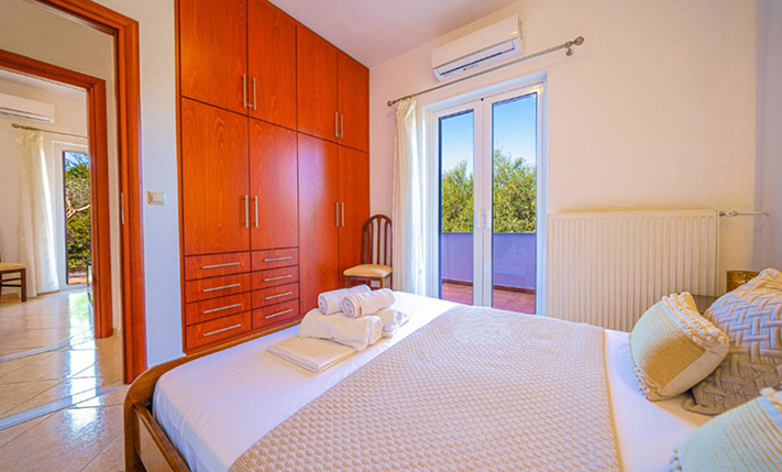 GROUND-LEVEL HOUSE WITH PRIVATE SWIMMING POOL