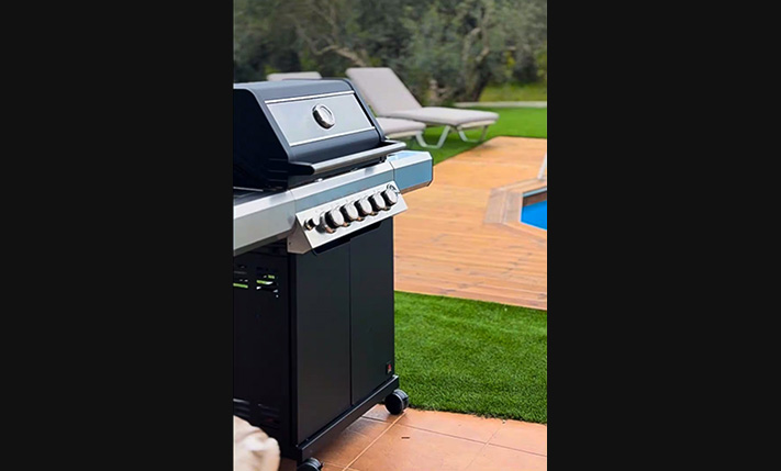 GROUND-LEVEL HOUSE WITH PRIVATE SWIMMING POOL