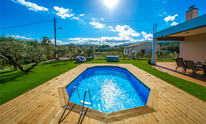 GROUND-LEVEL HOUSE WITH PRIVATE SWIMMING POOL