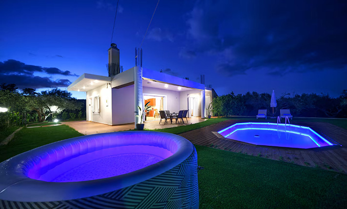 GROUND-LEVEL HOUSE WITH PRIVATE SWIMMING POOL