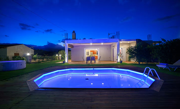 GROUND-LEVEL HOUSE WITH PRIVATE SWIMMING POOL