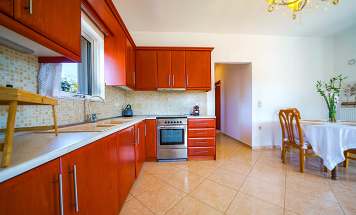 GROUND-LEVEL HOUSE WITH PRIVATE SWIMMING POOL