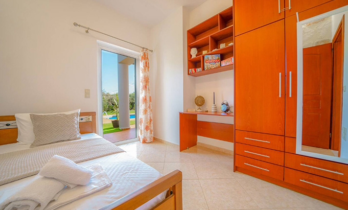 GROUND-LEVEL HOUSE WITH PRIVATE SWIMMING POOL