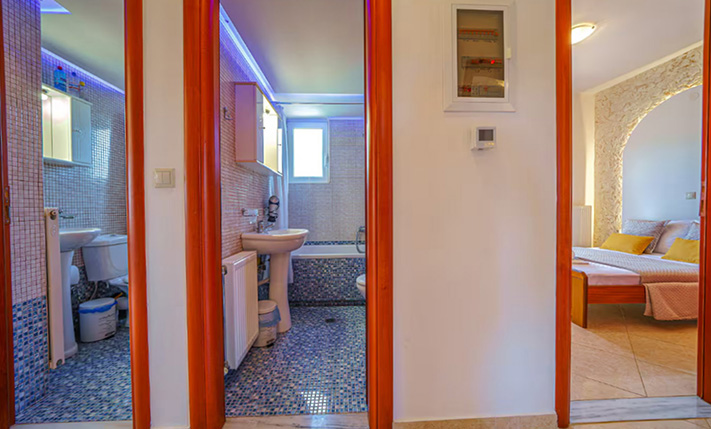 GROUND-LEVEL HOUSE WITH PRIVATE SWIMMING POOL