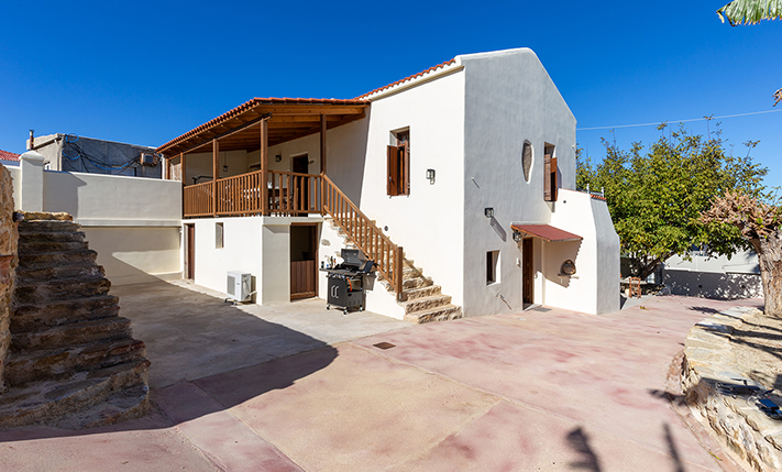 HISTORIC DETACHED BUILDING WITH GARDEN & VIEWS