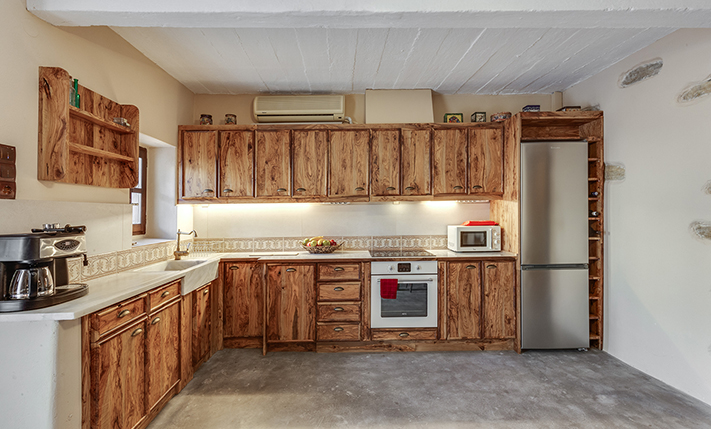 HISTORIC DETACHED BUILDING WITH GARDEN & VIEWS