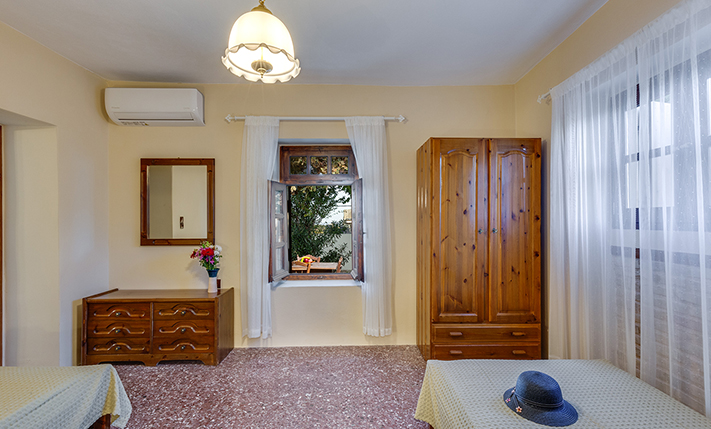 HISTORIC DETACHED BUILDING WITH GARDEN & VIEWS