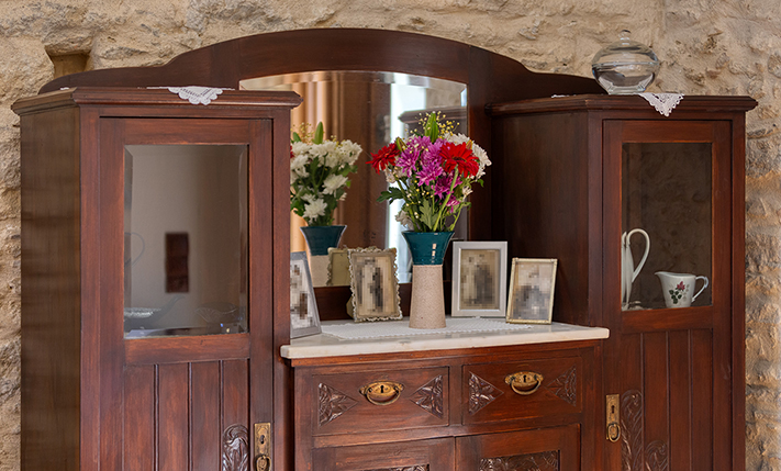 HISTORIC DETACHED BUILDING WITH GARDEN & VIEWS