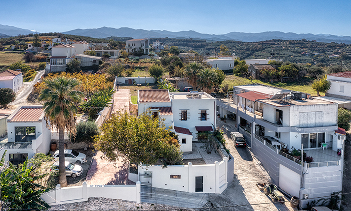 HISTORIC DETACHED BUILDING WITH GARDEN & VIEWS