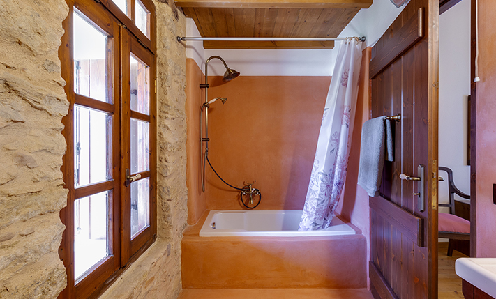 HISTORIC DETACHED BUILDING WITH GARDEN & VIEWS