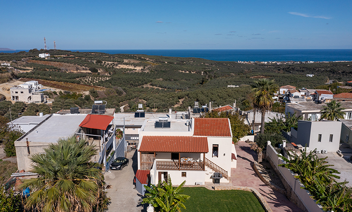 HISTORIC DETACHED BUILDING WITH GARDEN & VIEWS