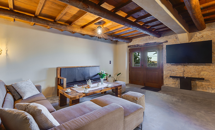 HISTORIC DETACHED BUILDING WITH GARDEN & VIEWS