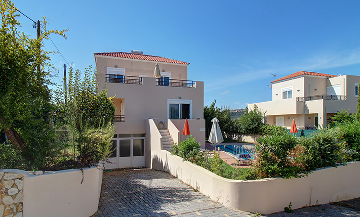 DETACHED WITH A PRIVATE SW. POOL NEAR THE BEACH