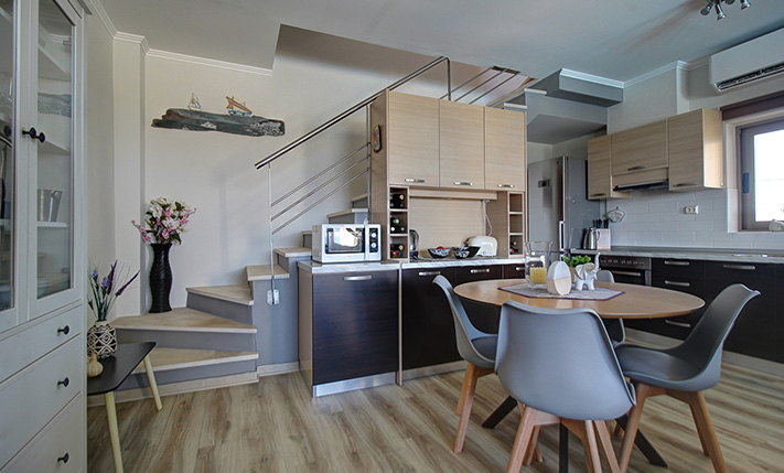 IN A RESIDENTIAL COMPLEX THAT OVERLOOKS THE SEA