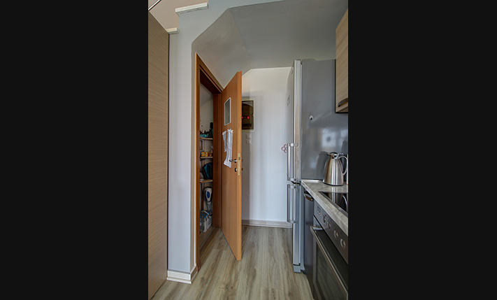 IN A RESIDENTIAL COMPLEX THAT OVERLOOKS THE SEA