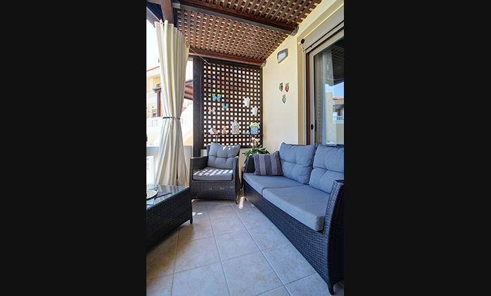 IN EINER WOHNANLAGE MIT BLICK AUF DAS MEER