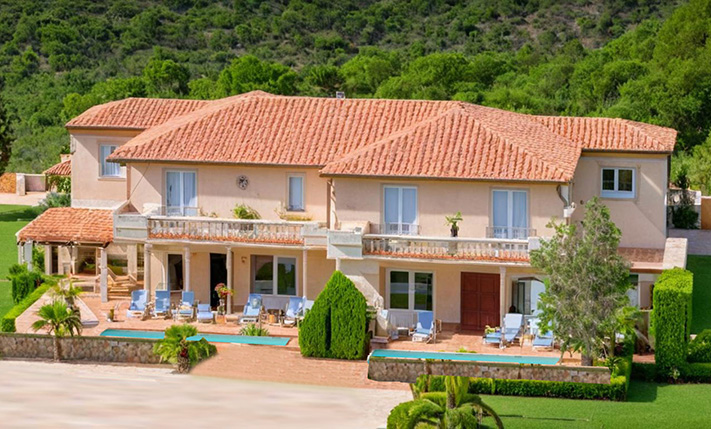 CLASSIC LAYOUT & NORTH-FACING SEA VIEWS