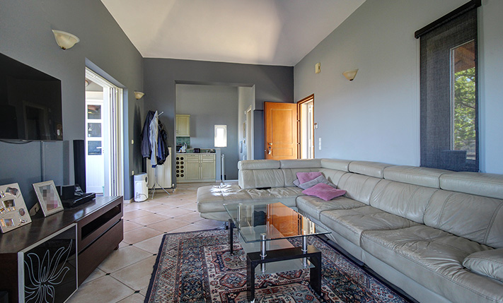 VILLA WITH POTENTIAL IN PRIME LOCATION