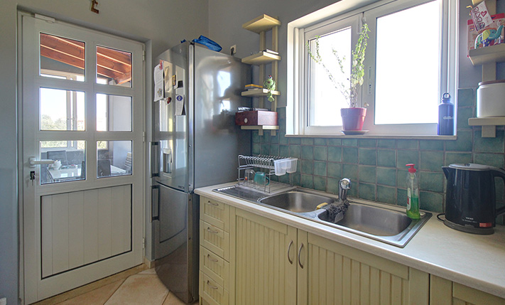 VILLA WITH POTENTIAL IN PRIME LOCATION