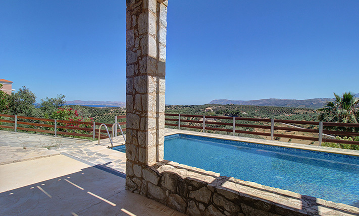 VILLA WITH POTENTIAL IN PRIME LOCATION