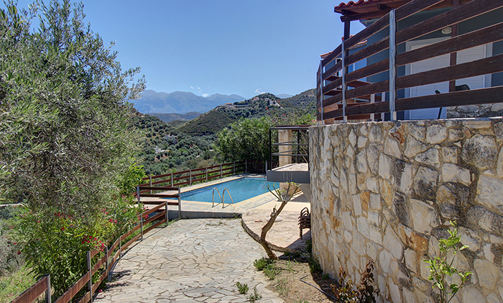 VILLA WITH POTENTIAL IN PRIME LOCATION