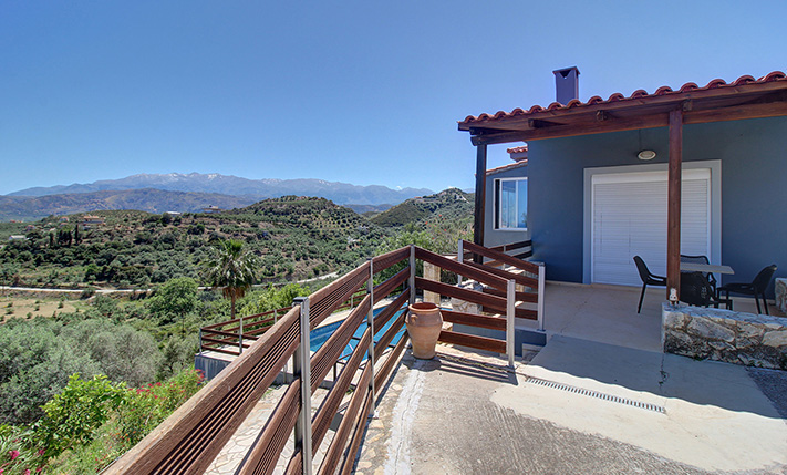 VILLA WITH POTENTIAL IN PRIME LOCATION