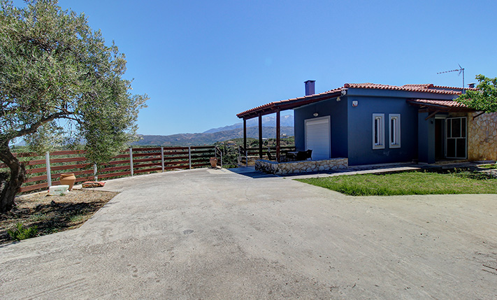 VILLA WITH POTENTIAL IN PRIME LOCATION